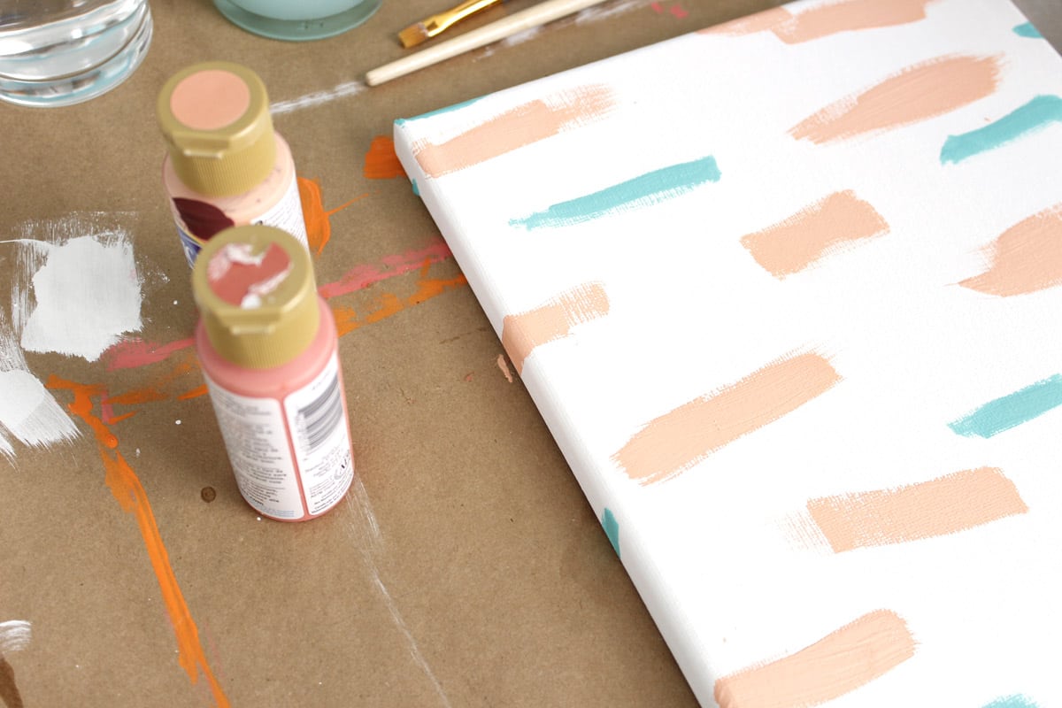 Looking for a quick, easy DIY to do this weekend? These DIY canvases are perfect for any dorm or bedroom! // DIY canvas wall art