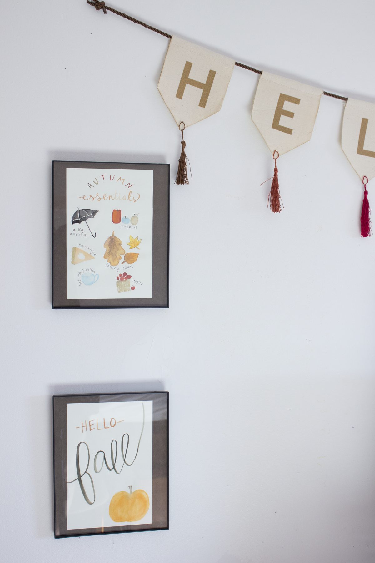 Subtle ways to decorate your space this fall | Perfect for college dorms, apartments, or bedrooms
