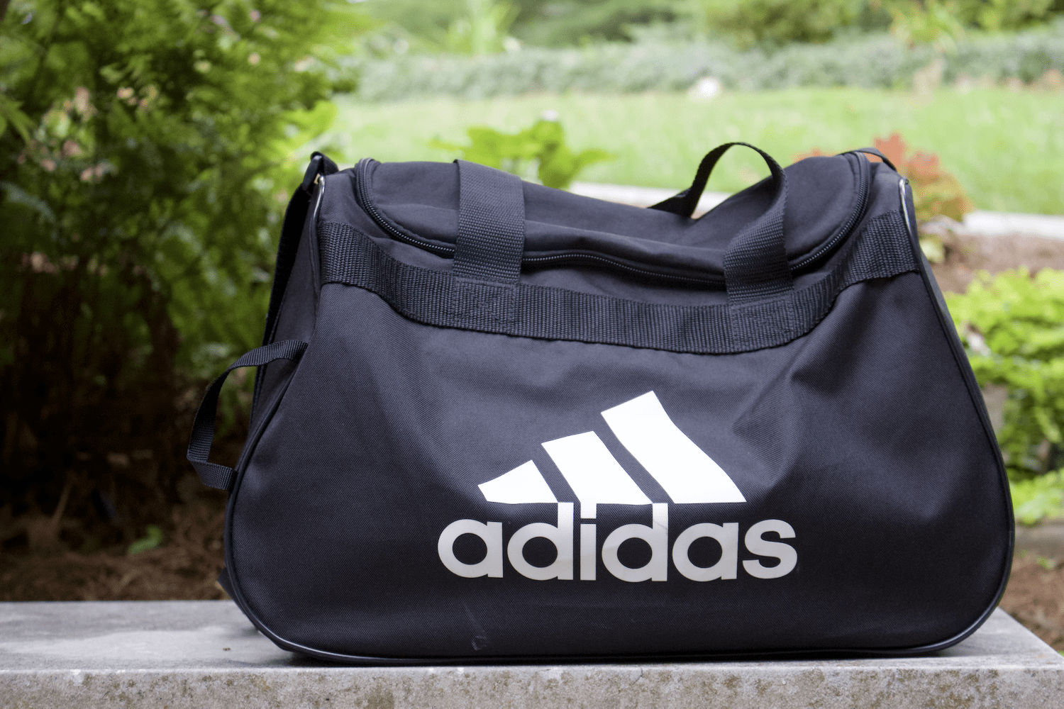 Gym Bag Essentials | Get the most out of your workout by having everything you need in your gym bag. Here's what I keep in my gym bag to have the best workouts!